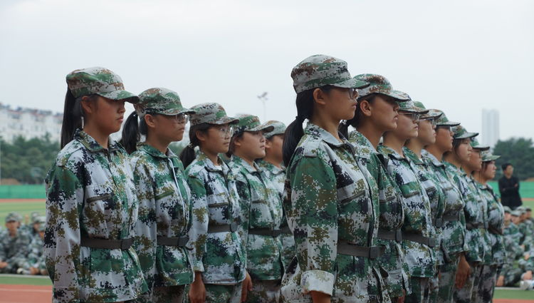 揮灑激情，夢(mèng)想啟航--寶山一中新高一軍訓(xùn)結(jié)營(yíng)儀式紀(jì)實(shí)